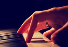 运动员在比赛中展现了出色的团队合作